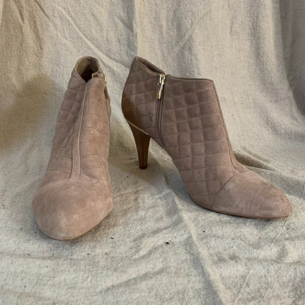 Vince Camuto Womans 10 Bootie Heels Beige Quilted Faux Suede Point Toe 3 in Heel